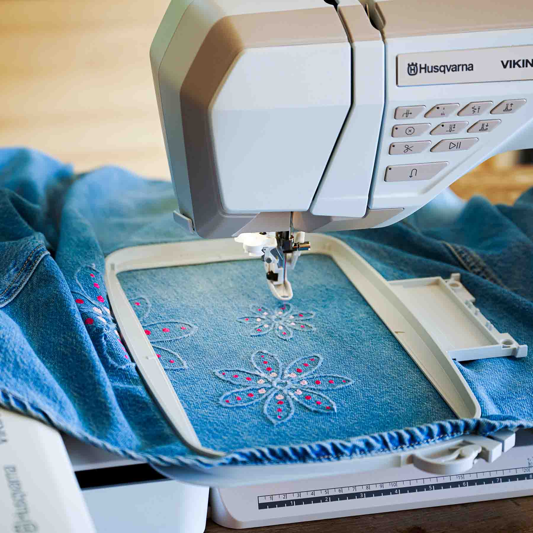 HUSQVARNA® VIKING® DESIGNER EPIC™ 3 Sewing & Embroidery Machine Starlight Bronze - Image 11
