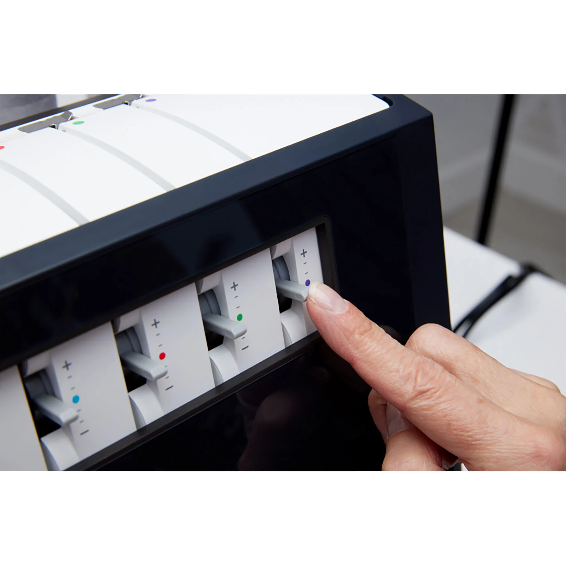 PFAFF® admire™ air 6000 Coverlock Machine - Image 9
